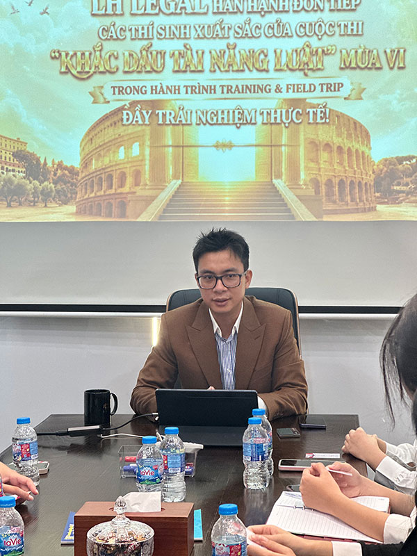 LH Legal cùng thí sinh “Khắc dấu Tài năng Luật” mùa VI trong buổi Training & Field Trip thực tế