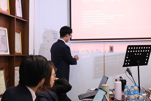 LH Legal tổ chức buổi training nội bộ về chủ đề Kỹ năng đàm phán giải quyết tranh chấp