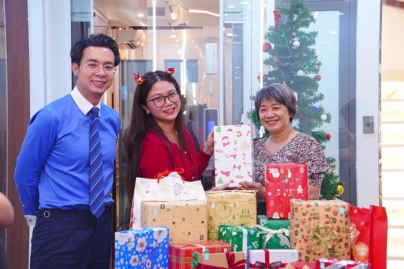 LH Legal tổ chức hoạt động trao quà Giáng sinh 2025