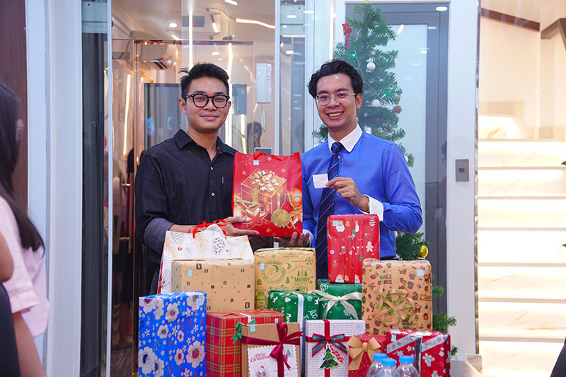 LH Legal tổ chức hoạt động trao quà Giáng sinh 2025