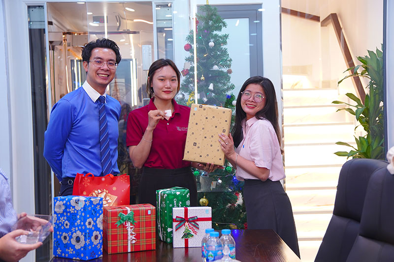 LH Legal tổ chức hoạt động trao quà Giáng sinh 2025