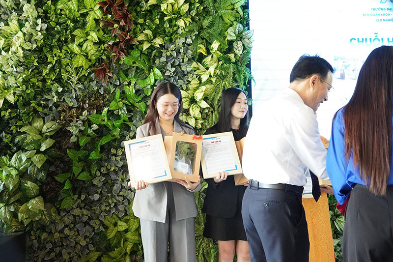 LHLegal đồng hành cùng sinh viên UEL trong chương trình 