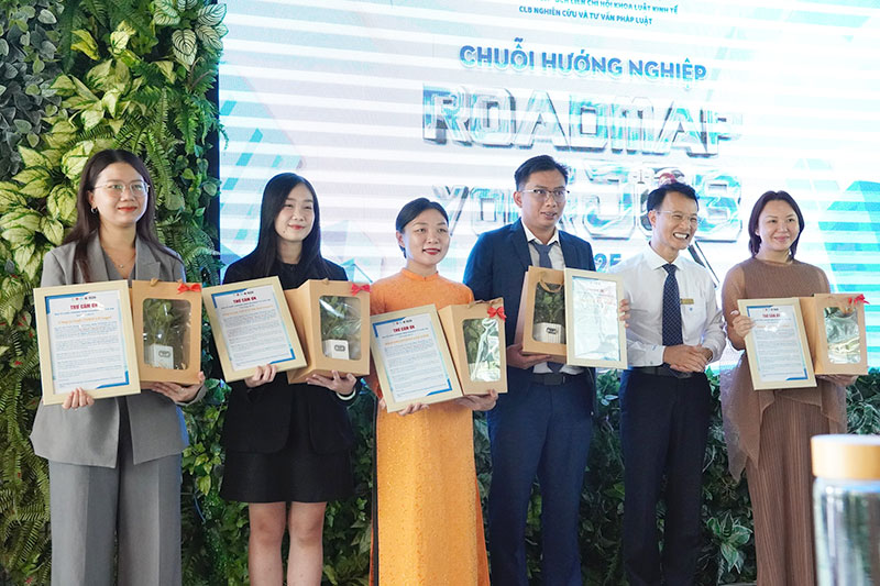 LHLegal đồng hành cùng sinh viên UEL trong chương trình 