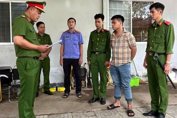 Cơ quan điều tra tống đạt quyết định bắt tạm giam đối với Huỳnh Long Nam