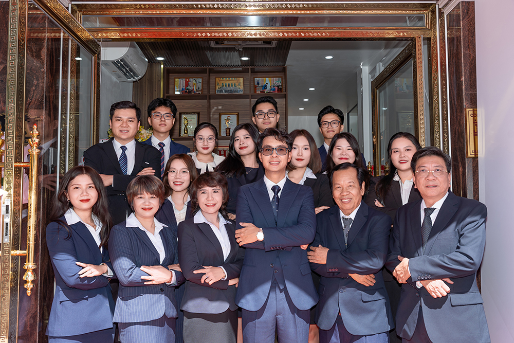 Tập thể luật sư và cộng sự LH Legal - Đồng hành cùng khách hàng trên hành trình bảo vệ công lý