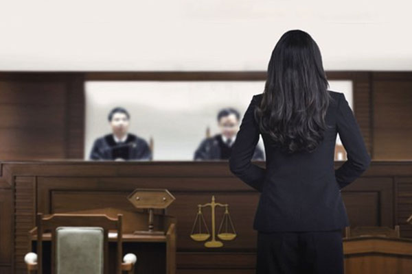 Luật sư sẽ giúp bảo vệ quyền lợi của khách hàng trước tòa án