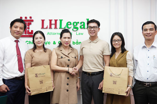 Luật sư Lê Nguyên Hòa chào đón các thành viên BCH CLB Doanh Nhân Việt Nam