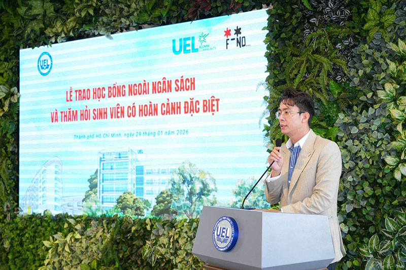 Luật sư Hòa tham dự chương trình “Chia sẻ là hạnh phúc” trao học bổng cho sinh viên UEL trước Tết Nguyên Đán