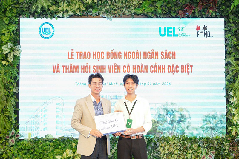 Luật sư Hòa tham dự chương trình “Chia sẻ là hạnh phúc” trao học bổng cho sinh viên UEL trước Tết Nguyên Đán