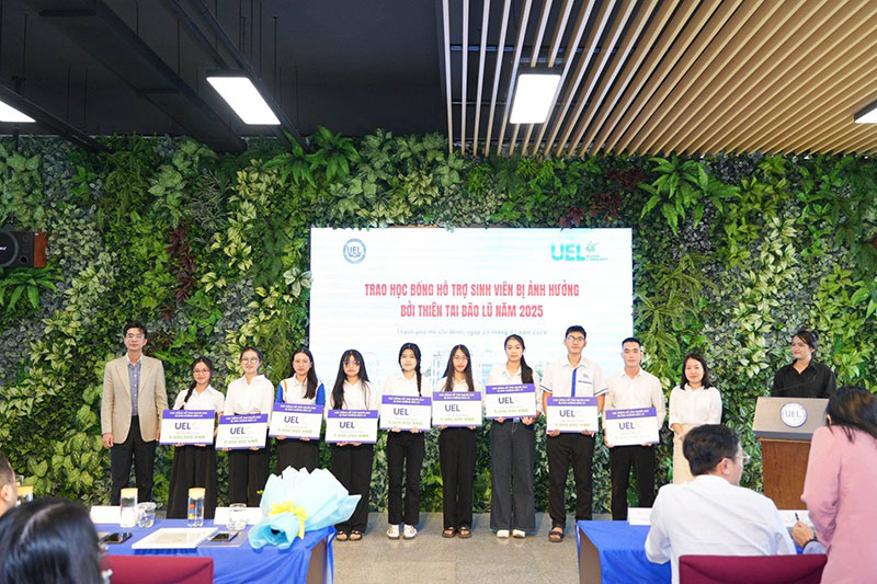 Luật sư Hòa tham dự chương trình “Chia sẻ là hạnh phúc” trao học bổng cho sinh viên UEL trước Tết Nguyên Đán