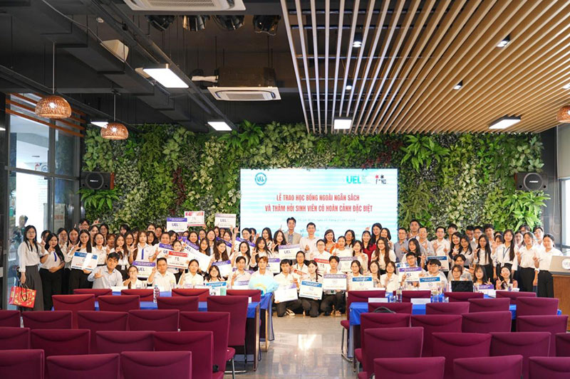 Luật sư Hòa tham dự chương trình “Chia sẻ là hạnh phúc” trao học bổng cho sinh viên UEL trước Tết Nguyên Đán