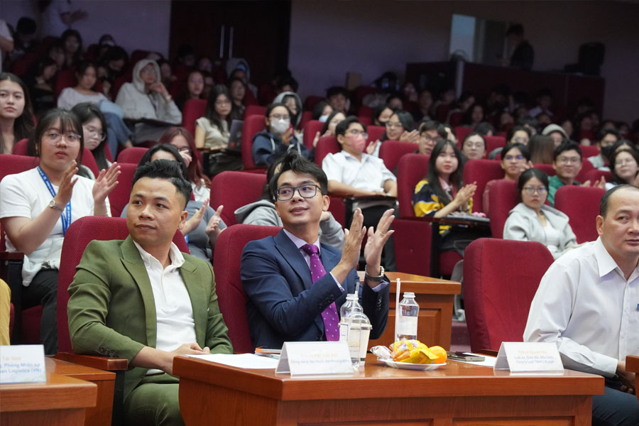 Luật sư Hòa tham dự Talkshow 