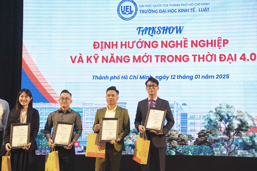 Luật sư Hòa tham dự Talkshow 
