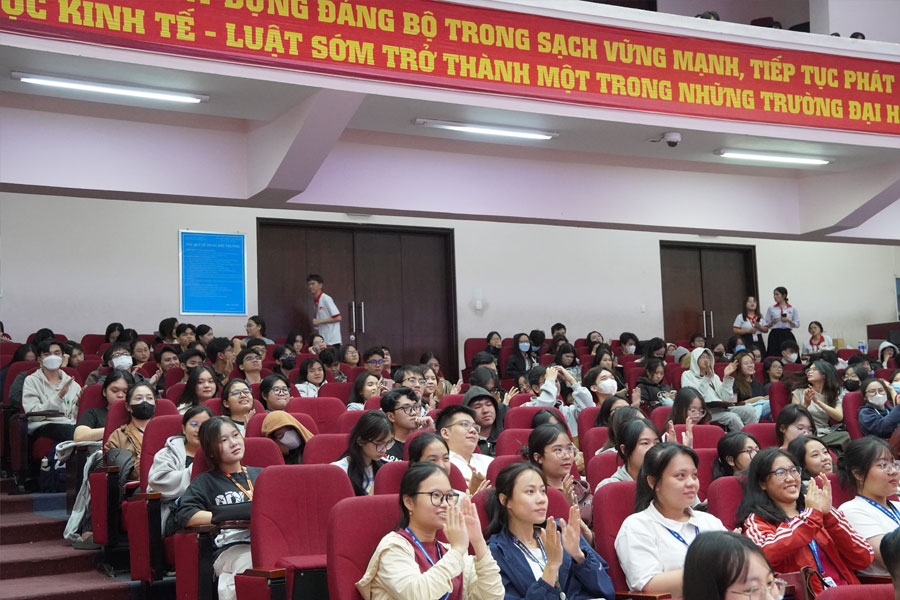 Luật sư Hòa tham dự Talkshow 