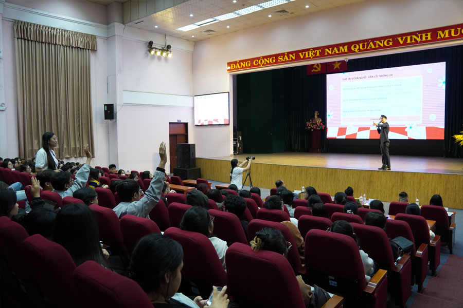Luật sư Hòa tham dự Talkshow 