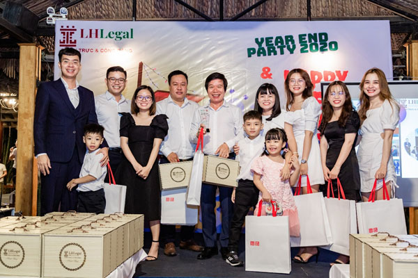 Luật sư Lê Nguyên Hòa cùng cộng sự công ty luật LHLegal