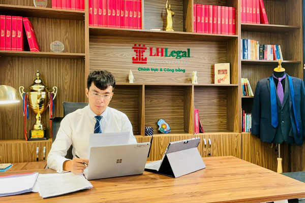 Luật sư Lê Nguyên Hòa nghiên cứu hồ sơ