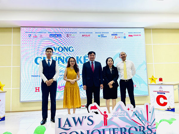 Luật sư Lê Nguyên Hòa làm ban giám khảo chung kết cuộc thi Law's Conquerors mùa 3