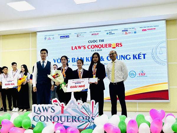 Luật sư Lê Nguyên Hoà và Luật sư đồng nghiệp trao giải cho đội về nhì đến từ Khoa Luật Trường Đại học Cần Thơ