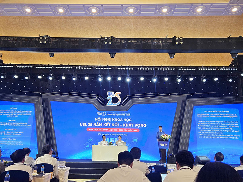 Luật sư Lê Nguyên Hòa - Phó Chủ tịch Ban Điều hành lâm thời UEL Alumni phát biểu tại Hội nghị Khoa học “UEL 25 năm Kết nối - Khát vọng”