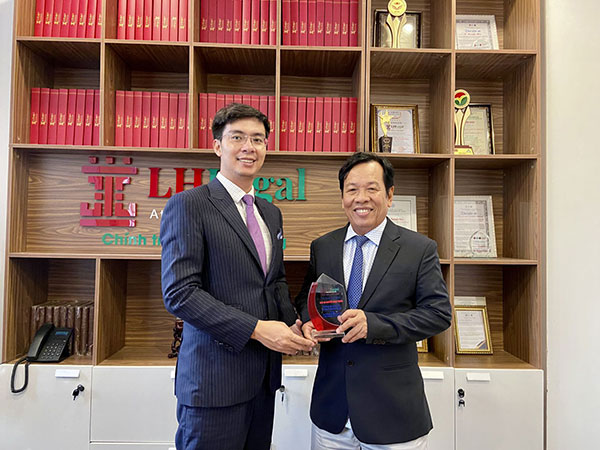 Luật sư Lê Nguyên Hoà - Giám đốc điều hành Công ty Luật TNHH LHLegal trao kỷ niệm chương cho Luật sư Nguyễn Ngọc Phước