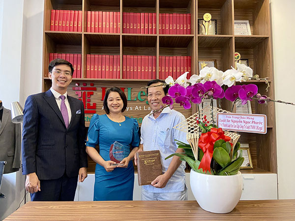 Từ trái sang phải: Luật sư Lê Nguyên Hoà, Luật sư Nguyễn Thị Trúc, Luật sư Nguyễn Ngọc Phước