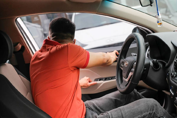 Nên dùng tay xa cửa để mở cửa xe