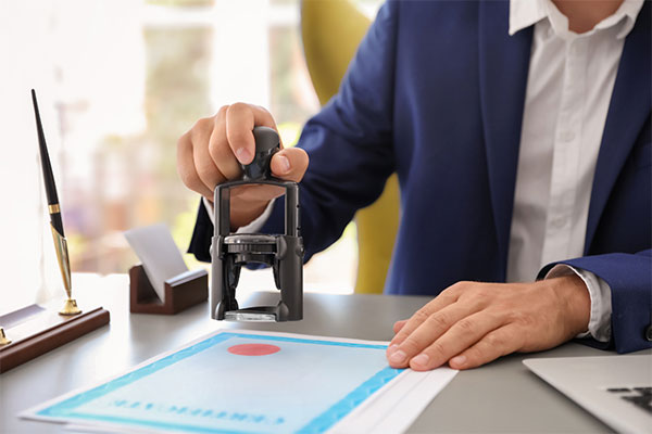 Nếu một bên chuyển nhượng là tổ chức kinh doanh BĐS thì bắt buộc phải công chứng hợp đồng