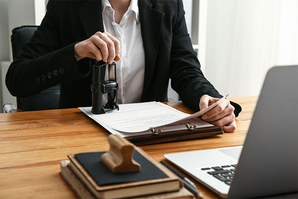 Khi mua bán căn hộ chung cư phải được lập thành văn bản và được công chứng, chứng thực