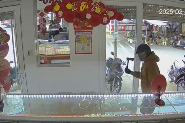 Hành vi dùng rìu đập kính để cướp tài sản có thể bị phạt tù từ 3-10 năm