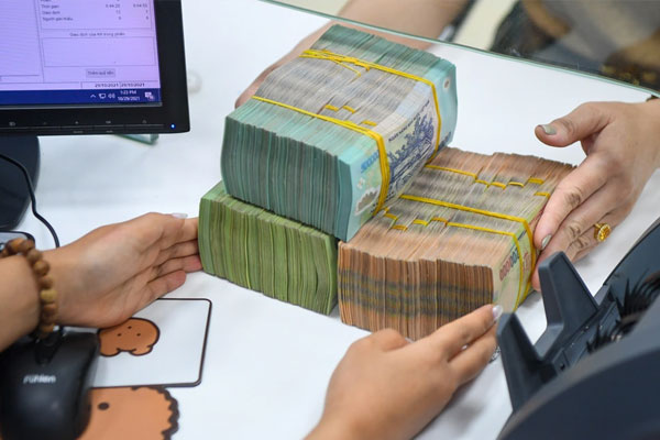 Ngân hàng có thể bị phạt đến 500 triệu đồng nếu ép khách hàng mua bảo hiểm không bắt buộc