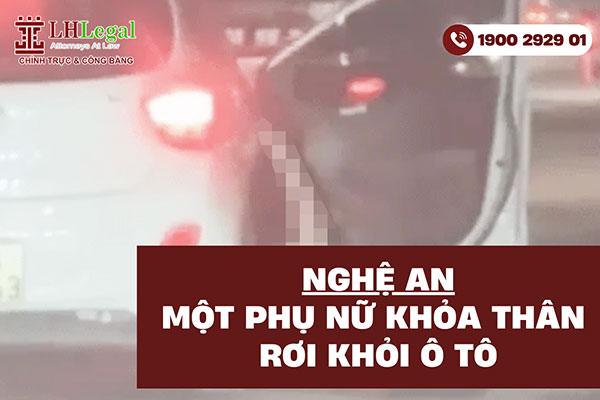 Nghệ An: Một phụ nữ khỏa thân rơi khỏi ô tô