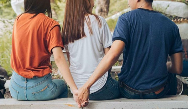 Nếu một người độc thân biết rõ người mình chung sống như vợ chồng đã có vợ hoặc chồng nhưng vẫn duy trì mối quan hệ, người đó có thể chịu trách nhiệm pháp lý