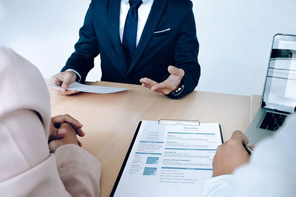 Nếu người thành lập doanh nghiệp rời Việt Nam trong thời gian dài có thể bổ nhiệm người khác làm người đại diện theo pháp luật