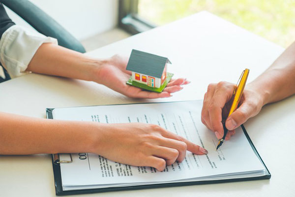 Bên mua cần chuẩn bị giấy tờ tùy thân và hợp đồng chuyển nhượng nhà đất