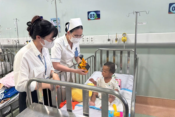 Bé N.G.K. 2 tuổi ở TP.HCM bị mẹ và người tình bạo hành