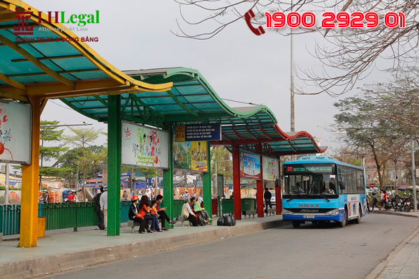 Người dân không được uống rượu bia tại nhà chờ xe buýt