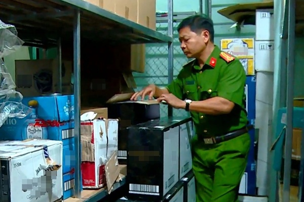 Triệt phá đường dây rượu ngoại giả hơn 10.000 chai: Thu lợi hàng chục tỷ đồng
