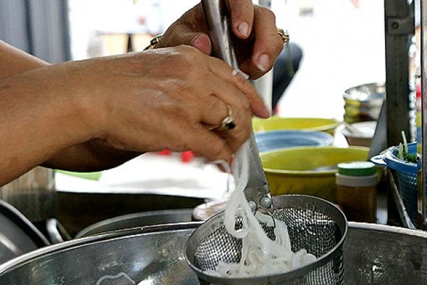 Phạt đến 7 triệu đồng nếu đeo trang sức, để móng tay dài khi bán đồ ăn