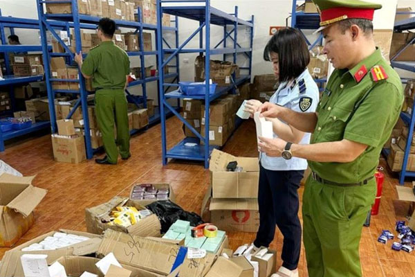 Phát hiện, thu giữ hơn 7.600 sản phẩm giả mạo, nhập lậu tại Hà Nội và Hà Giang