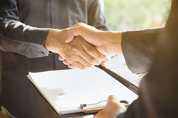 Hợp đồng mua bán tài sản đấu giá được ký kết giữa người có tài sản đấu giá và người trúng đấu giá