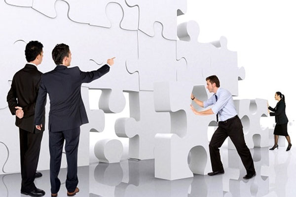 Thành viên góp vốn có quyền giám sát hoạt động của người đại diện theo pháp luật thông qua Hội đồng thành viên