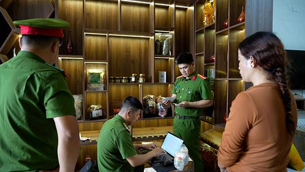 Cơ quan điều tra đọc lệnh khám xét cửa hàng Già Làng Tây Nguyên