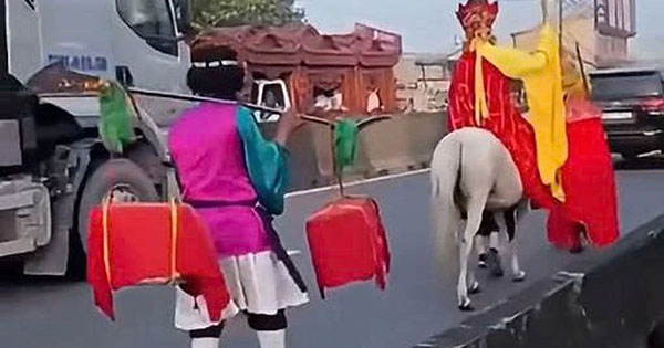 Những người này hóa trang thành nhân vật trong phim Tây Du Ký rồi đi bộ, cưỡi ngựa trong làn ô tô