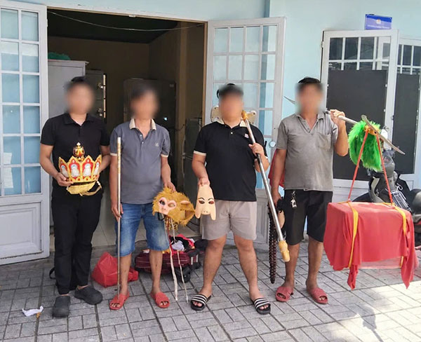 Lực lượng chức năng mời những người liên quan lên làm rõ