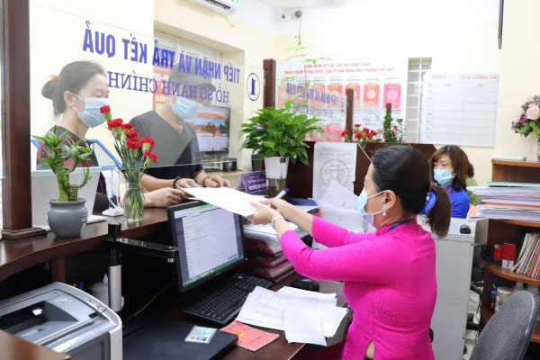 Công chức làm công tác hộ tịch sẽ in, trình ký và chuyển trả kết quả cho người có yêu cầu