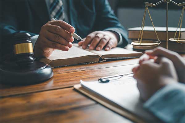 Thuận tình ly hôn có được ủy quyền cho luật sư thay mặt ra Tòa?