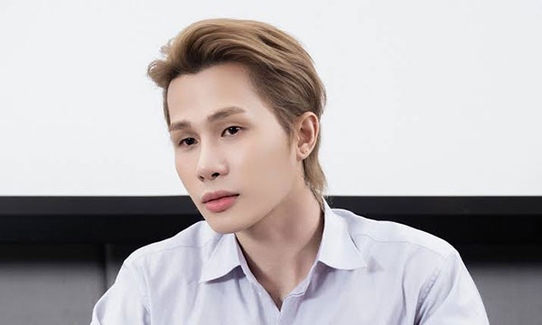 Nam ca sĩ cho biết bé chưa quen mình nên việc tiếp xúc cần thực hiện từ từ