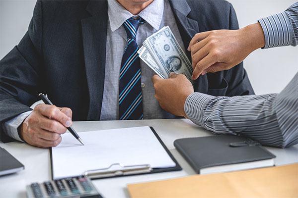 Phạm tội môi giới hối lộ có thể bị phạt tù lên đến 15 năm