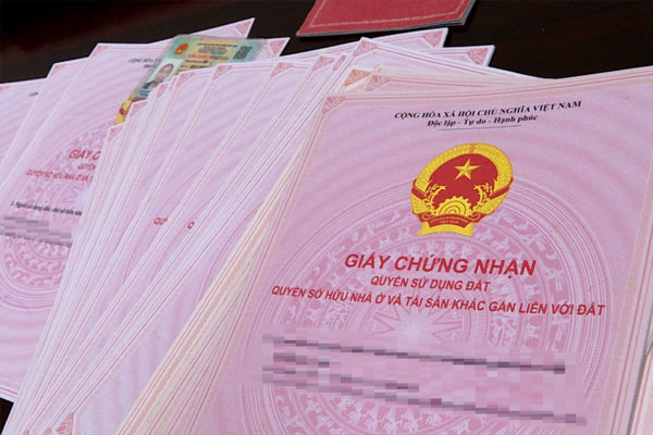 Bà H có nghĩa vụ phải trả cho ông Th và bà T 12 giấy chứng nhận QSDĐ bản chính do ông Th đứng tên